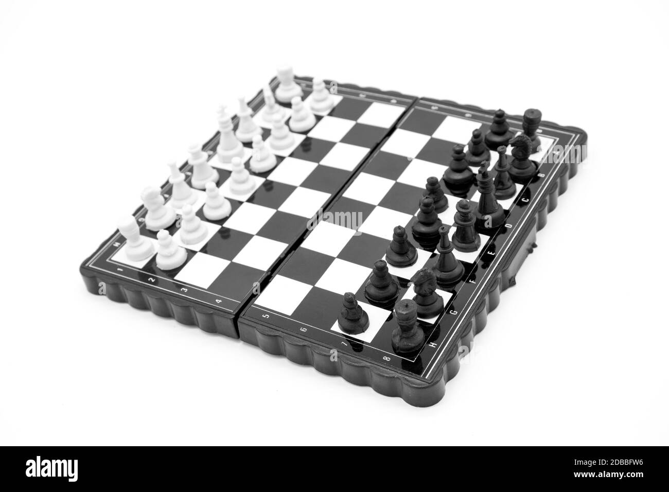 Jeu d'échecs en plastique de poche, pions sur aimants isolés sur fond blanc Banque D'Images