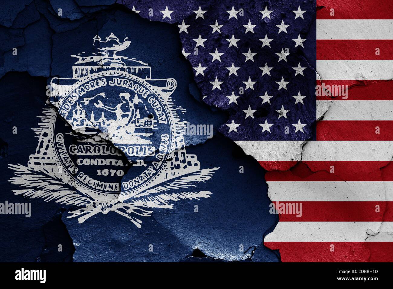 Drapeaux de Charleston et USA peints sur un mur fissuré Banque D'Images