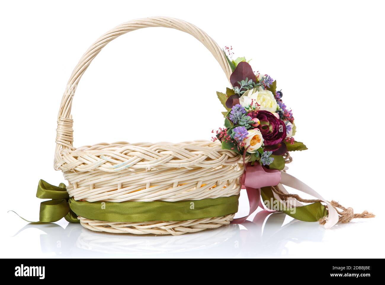 Panier en osier naturel avec fleurs et rubans. Beau noeud sur le côté. Isolé sur un fond blanc Banque D'Images