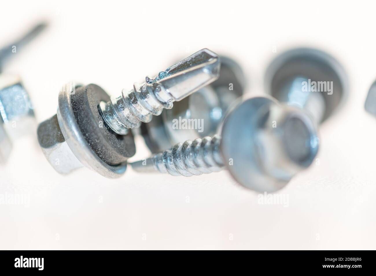 vis en tôle et en acier inoxydable avec écrous hexagonaux Banque D'Images
