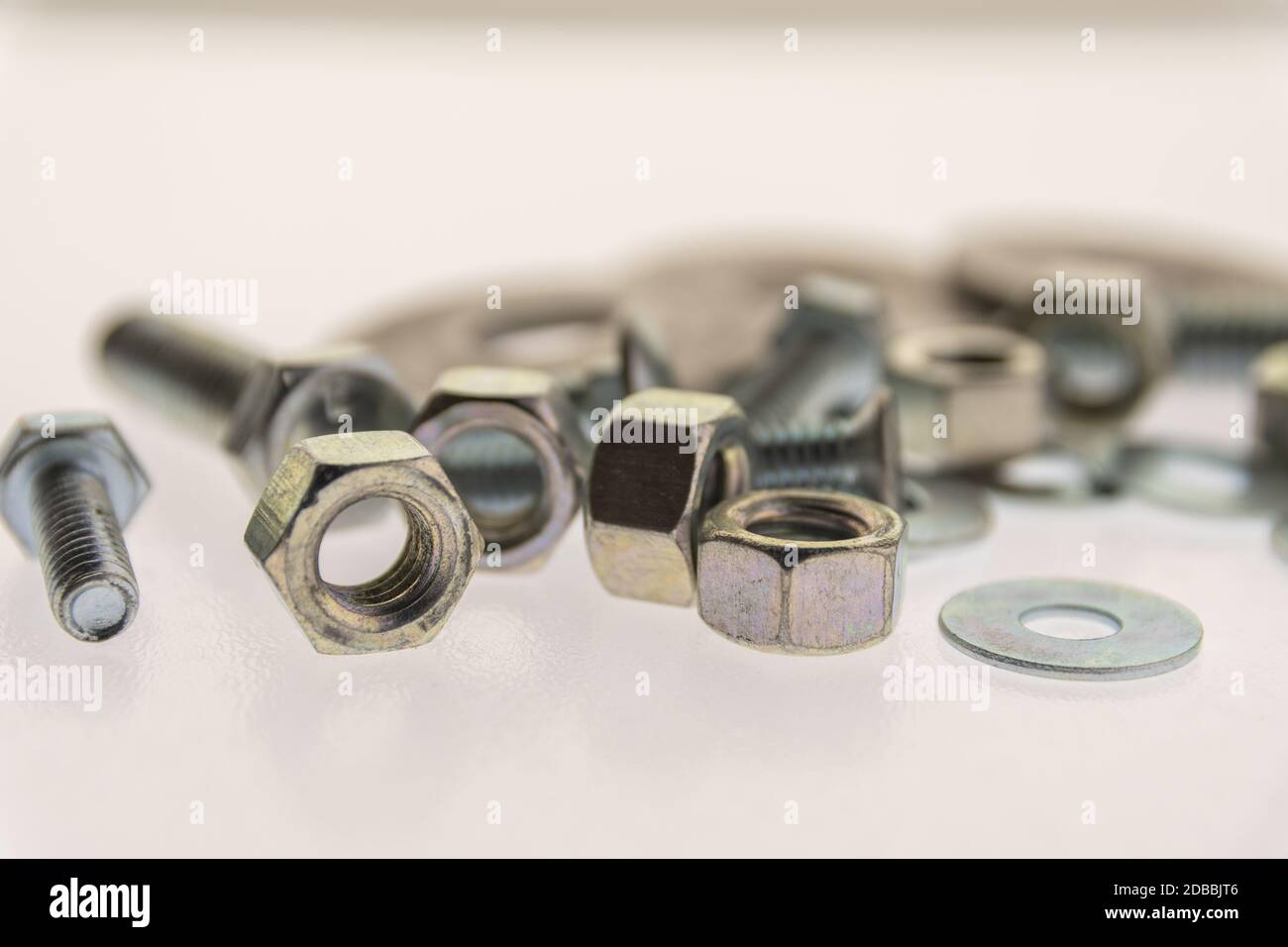 vis en tôle et en acier inoxydable avec écrous hexagonaux Banque D'Images