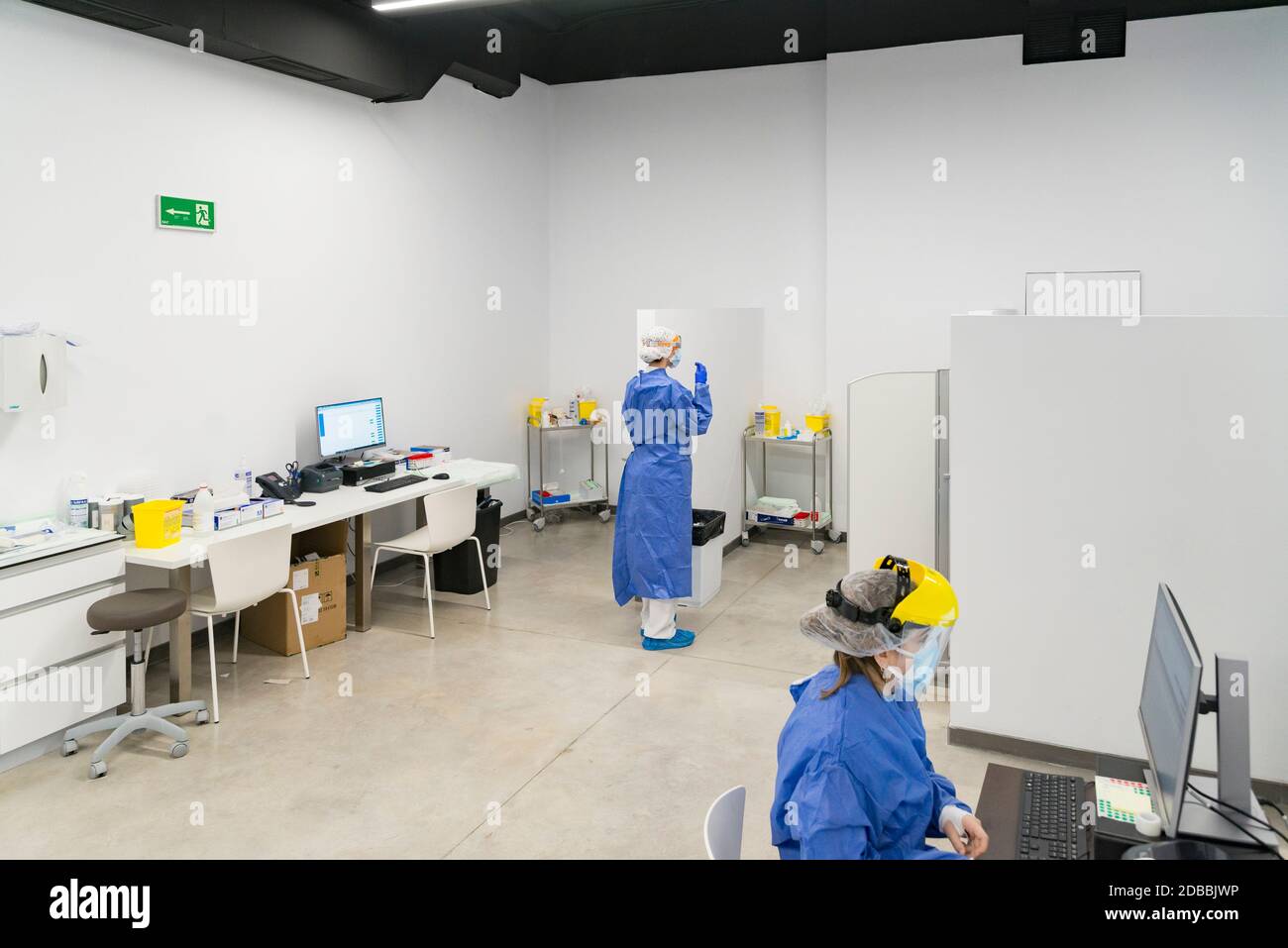 Valence, Espagne. 16 novembre 2020. Vue d'une salle pour les tests PCR Covid-19.le service de test d'antigène est un test qui permet de diagnostiquer le COVID-19 en 15 minutes environ. Avec cette solution, certains hôpitaux offriront au public les principaux tests de détection du SRAS-COV-2 : PCR, test rapide, ELISA et le test d'antigène lui-même, pendant la deuxième vague de la pandémie dans la ville de Valence, en Espagne. Crédit : SOPA Images Limited/Alamy Live News Banque D'Images