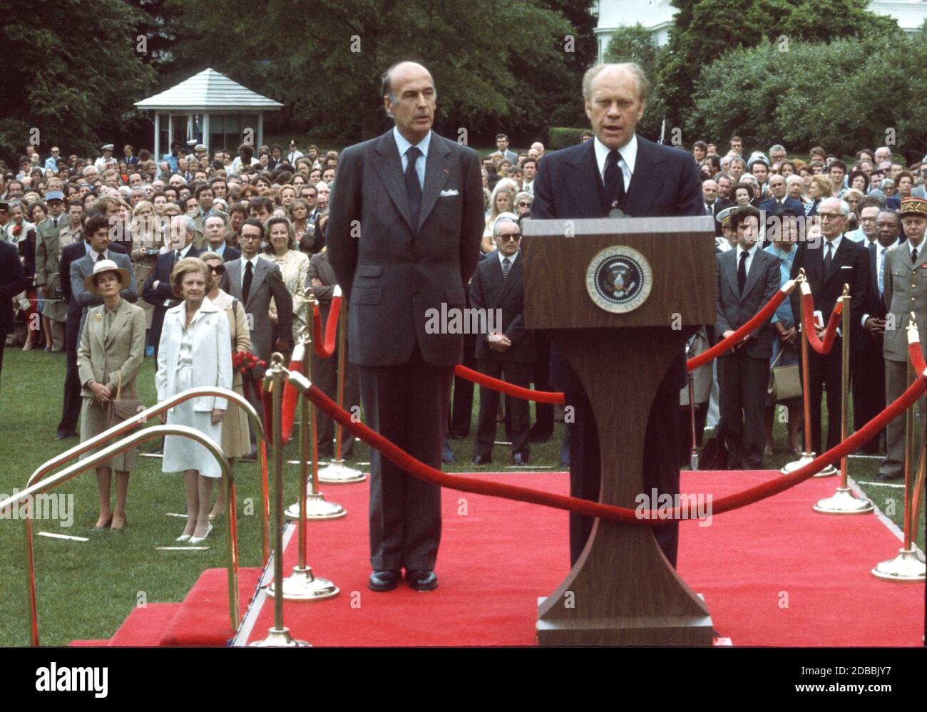 Le président des États-Unis Gerald R. Ford, à droite, accueille le président français Valéry Giscard d'Estaing, à gauche, à la Maison Blanche à Washington, DC pour une visite d'État le 17 mai 1976. A gauche sont Anne-Aymone Giscard d'Estaing et la première dame Betty Ford.Credit: Arnie Sachs/CNP | usage dans le monde entier Banque D'Images