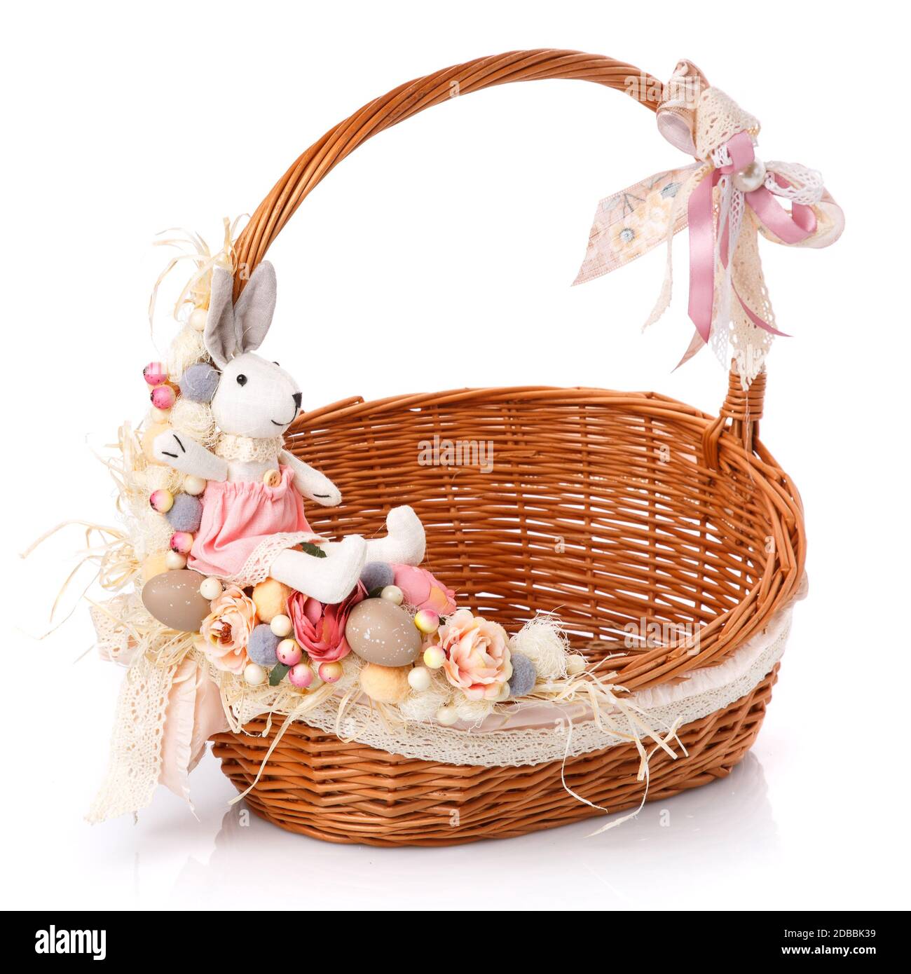 Un petit panier pour la fête de Pâques. Décoration délicate de fleurs, de  baies, d'œufs de caille décoratifs, de filet et d'un petit lapin en  peluche. Panier de Pâques pour ch Photo