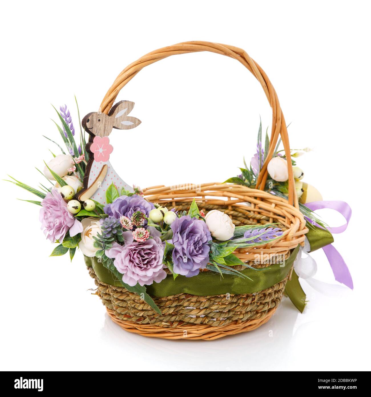 Panier en osier brun avec décoration fleurie, lapin décoratif en bois et  rubans sur fond blanc. Le panier est décoré en violet avant Pâques Photo  Stock - Alamy
