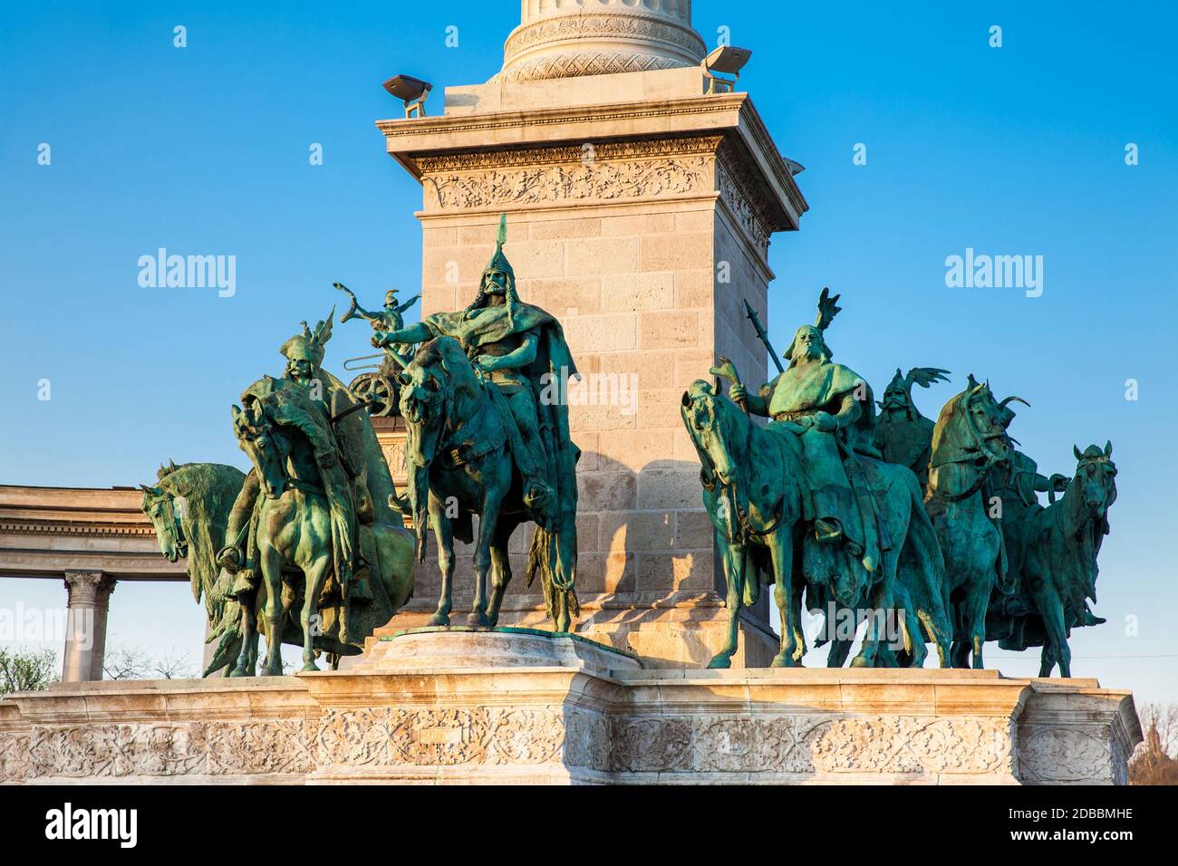 Les sept statues de chefs de les Magyars à la célèbre Place des Héros construit sur 1896 à Budapest Banque D'Images