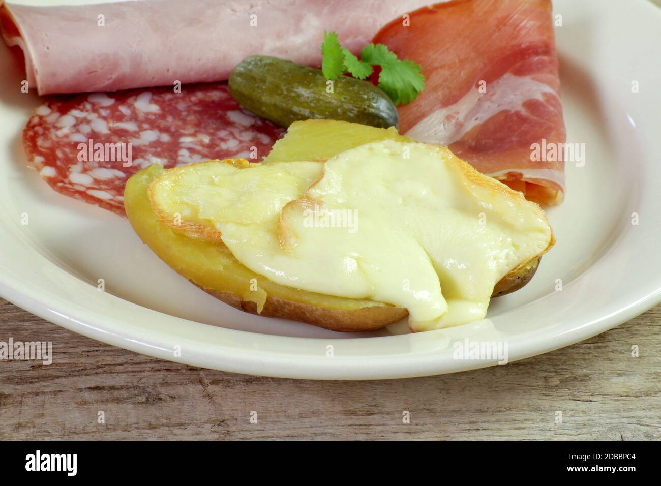 assiette de fromage raclette, pommes de terre et charcuterie Photo Stock -  Alamy