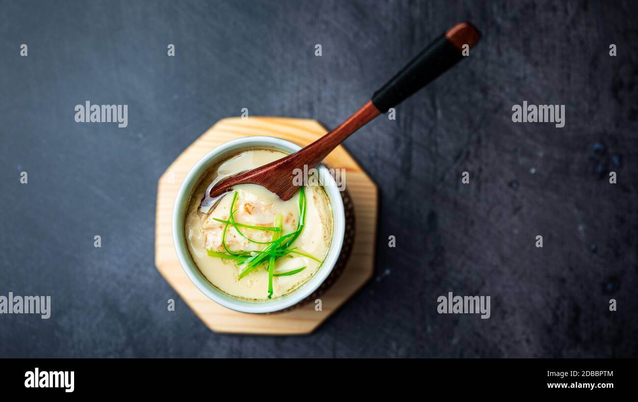Plat de crème aux œufs japonais de Chawanmushi Banque D'Images