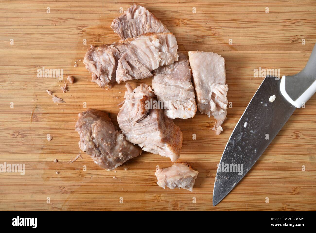 Vue en hauteur du ventre de porc en tranches sur une planche à découper Banque D'Images