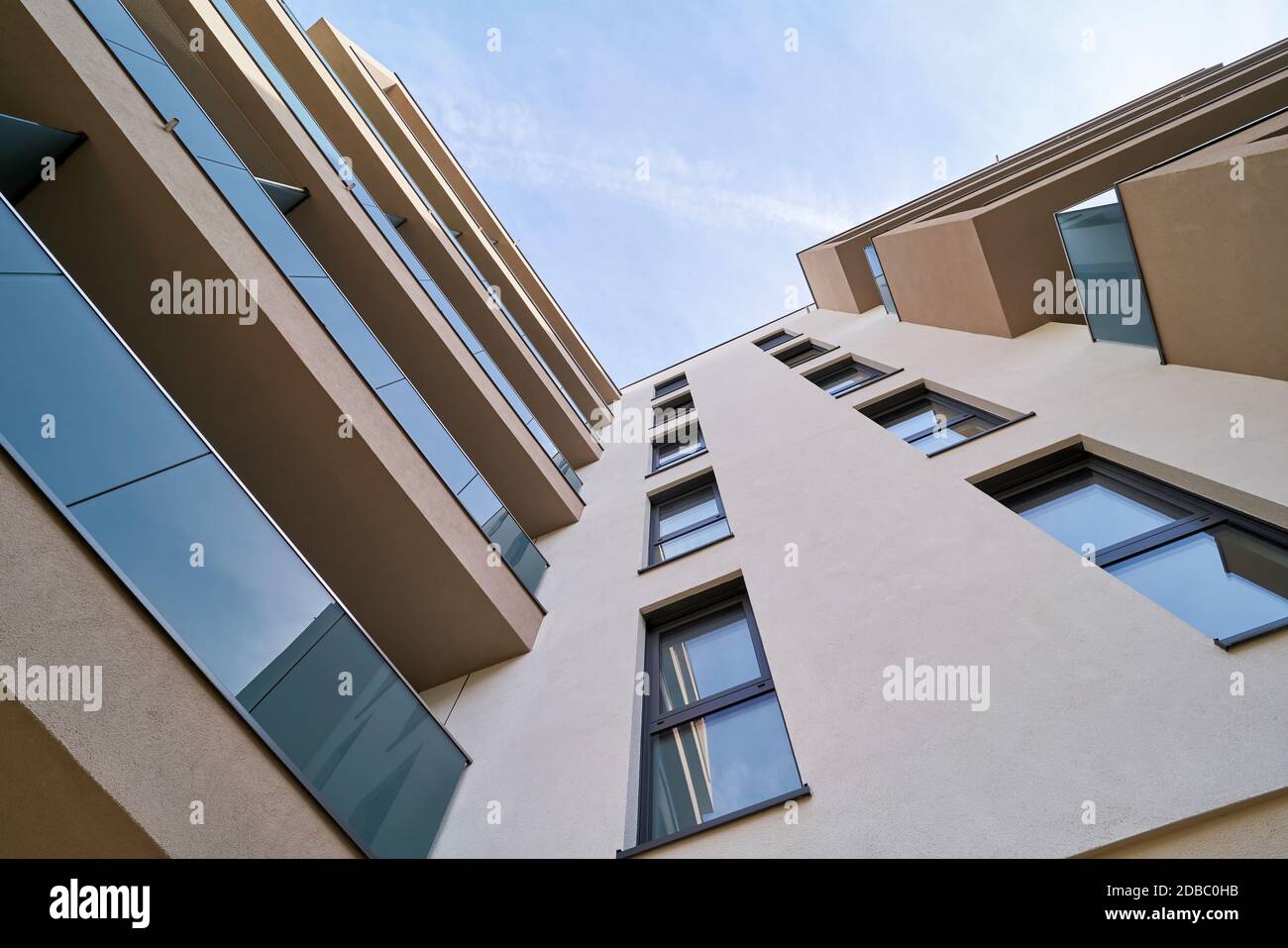 Façade d'un immeuble de bureaux nouvellement construit dans le quartier de la cathédrale de Magdeburg en Allemagne Banque D'Images