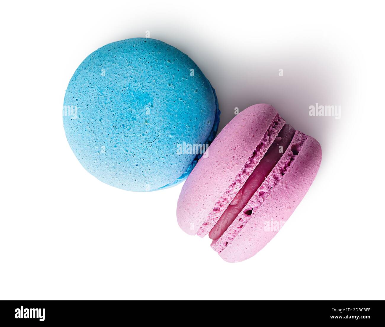 Vue de dessus de deux macarons rose bleu sur fond blanc Photo Stock - Alamy