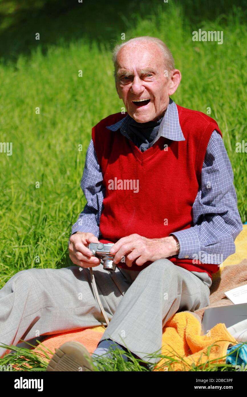 Portrait d'un heureux aîné de 90 ans dans la nature Banque D'Images