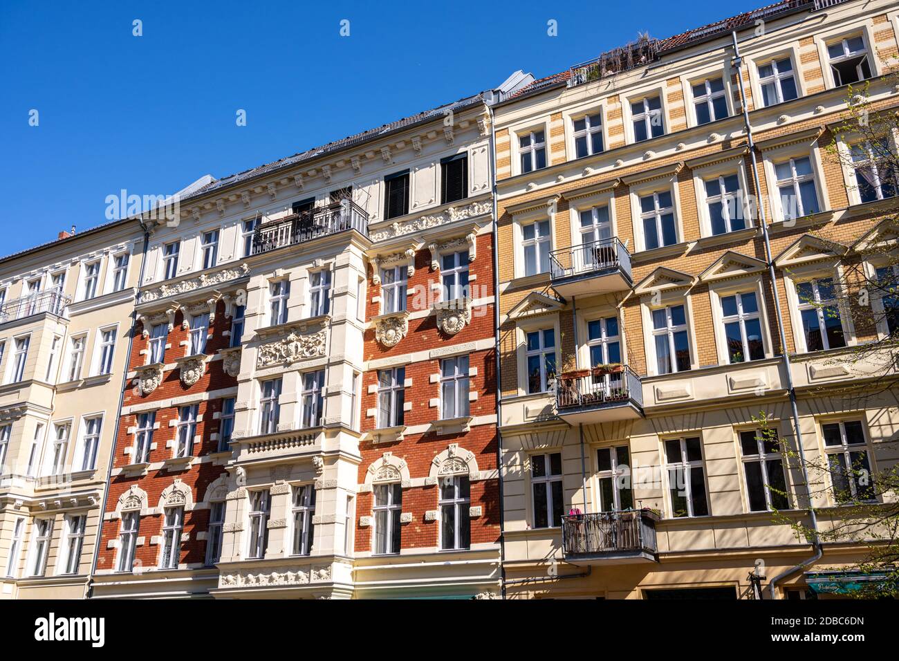 Les façades de certains anciens immeubles d'appartements rénovés vus à Berlin, en Allemagne Banque D'Images