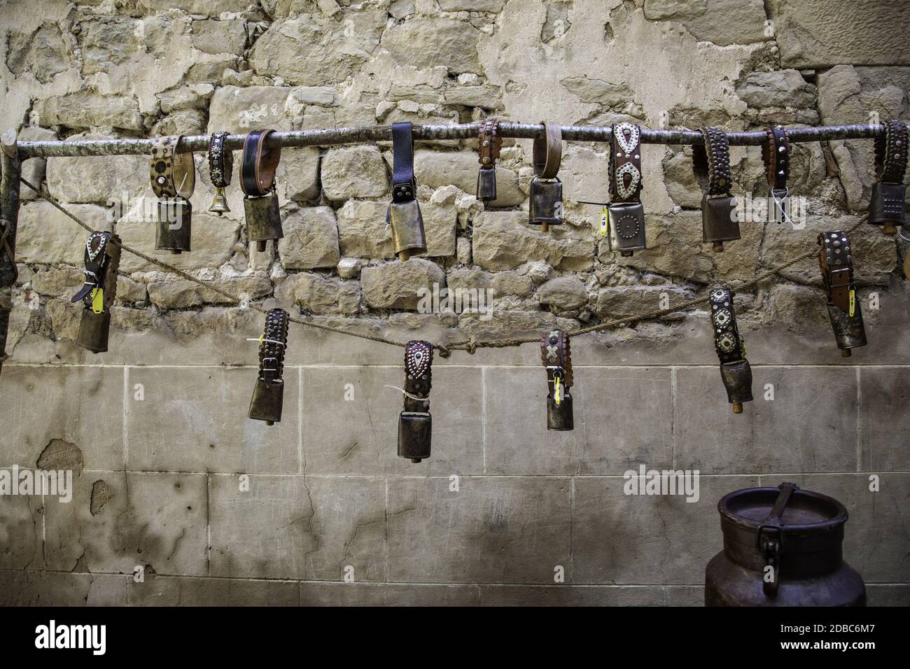 Cloches de vache en métal, détail d'objets agricoles Banque D'Images