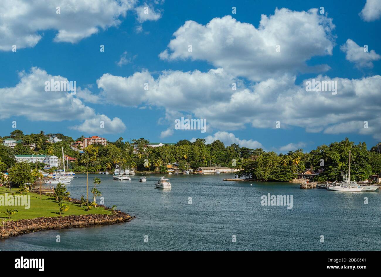 Petits bateaux dans un port protégé de Sainte-Lucie Banque D'Images