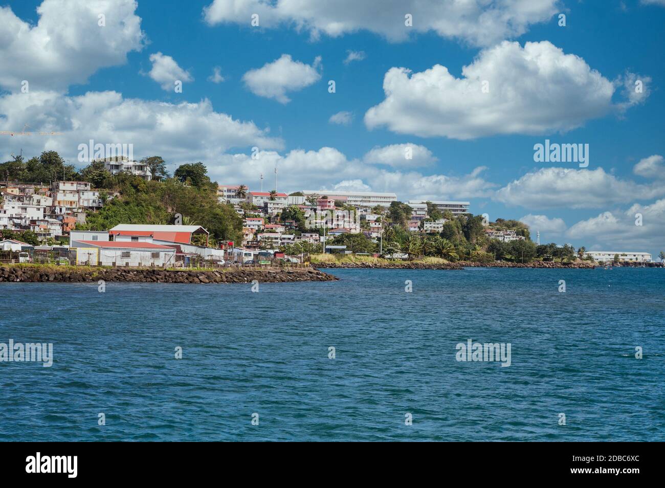 De nombreux bâtiments colorés sur la côte de la Martinique Banque D'Images