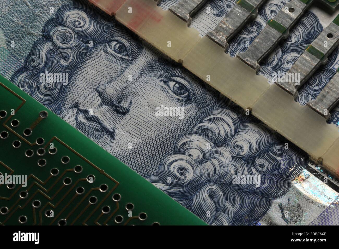 Gros plan sur le billet de banque croate avec carte de circuit imprimé Banque D'Images