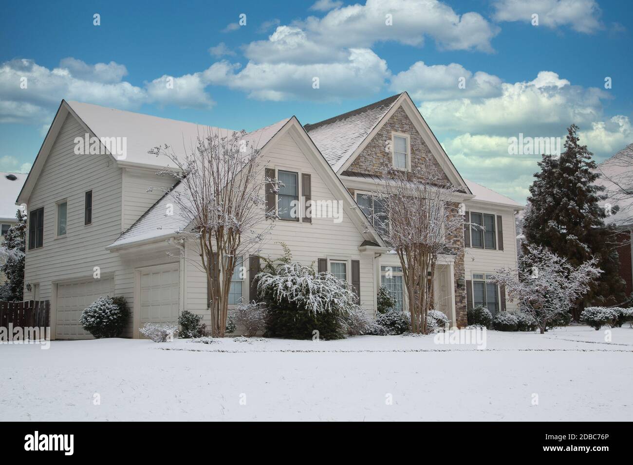 Une belle maison après une tempête de neige Banque D'Images