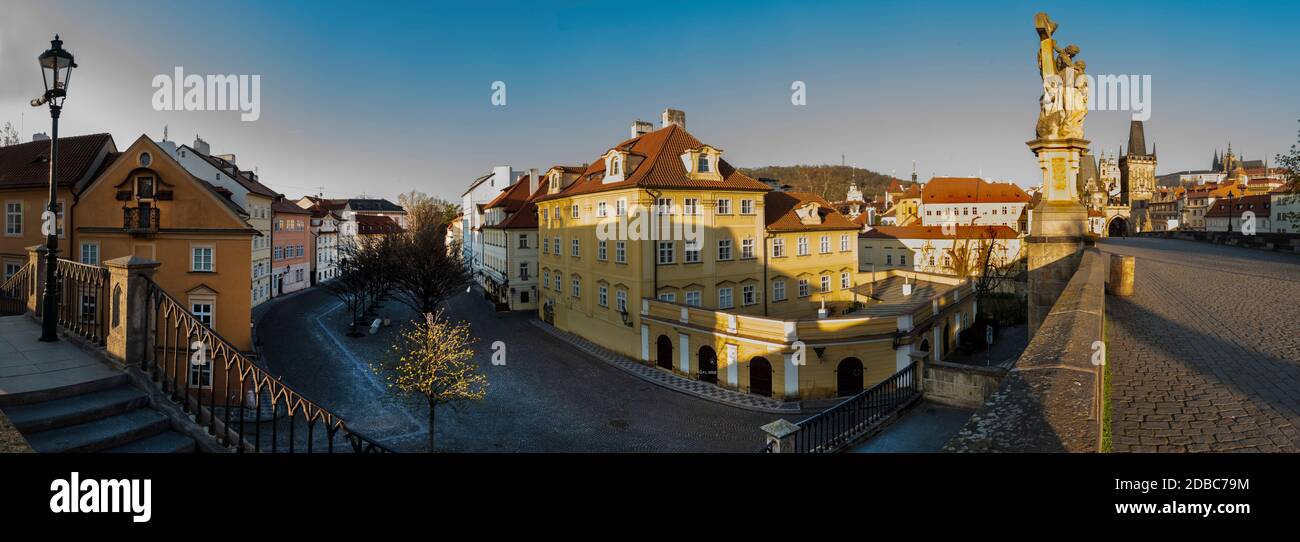 Vue panoramique depuis le pont Charles de Prague vers la tour du pont Mala Strana et l'île Kampa avec le château de Prague en arrière-plan Banque D'Images