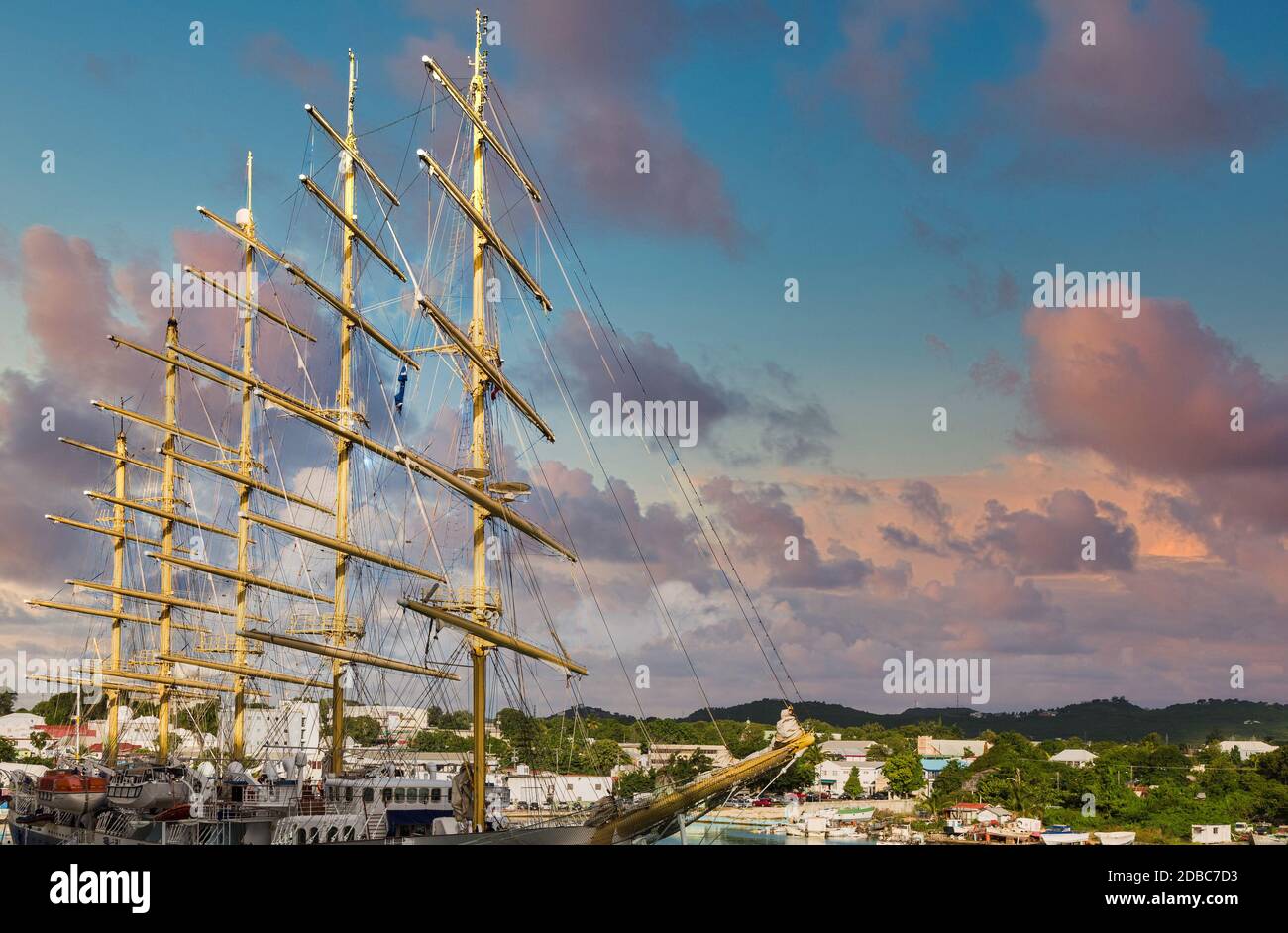 Un cinq mâts goélette dans un port tropical Banque D'Images