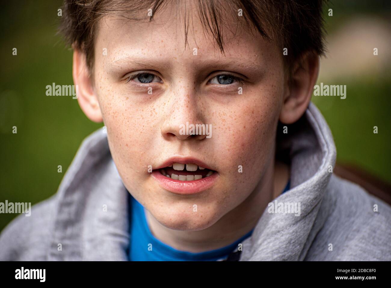 Portrait d'un garçon de 9 ans regardant dans l'appareil photo Banque D'Images