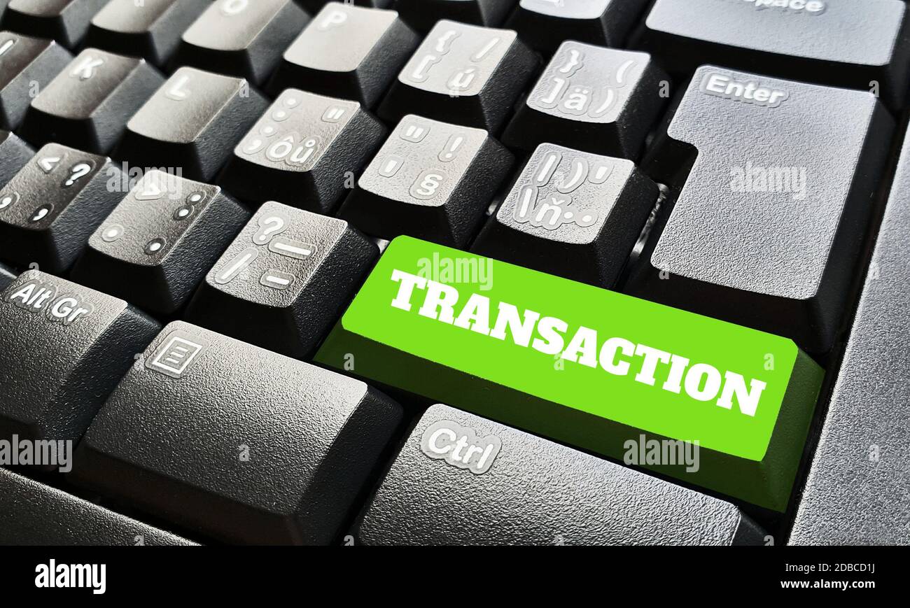 Clavier noir avec une touche verte étiquetée par le signe de transaction. Banque D'Images