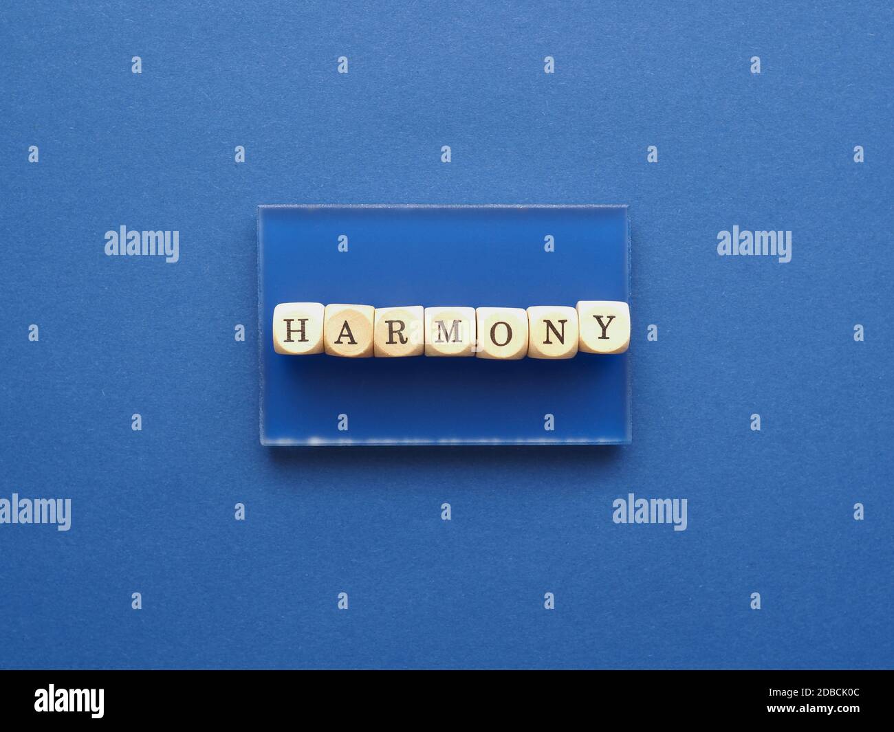 Blocs en bois avec le mot harmonie sur fond bleu, le bleu est la couleur de l'harmonie Banque D'Images