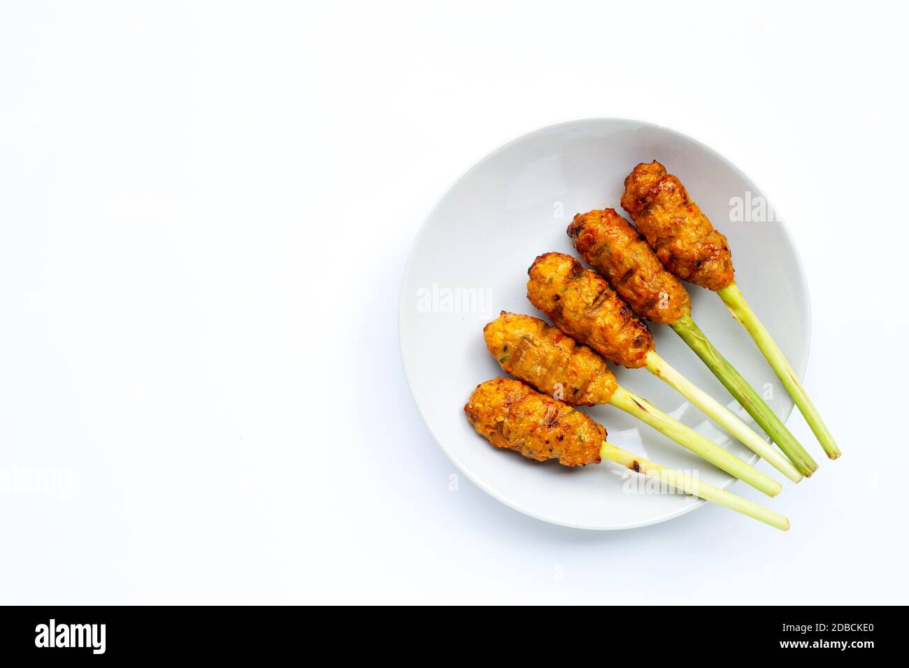 Poulet haché grillé avec pâte de curry et crème de noix de coco sur brochettes de citronnelle. Espace de copie Banque D'Images