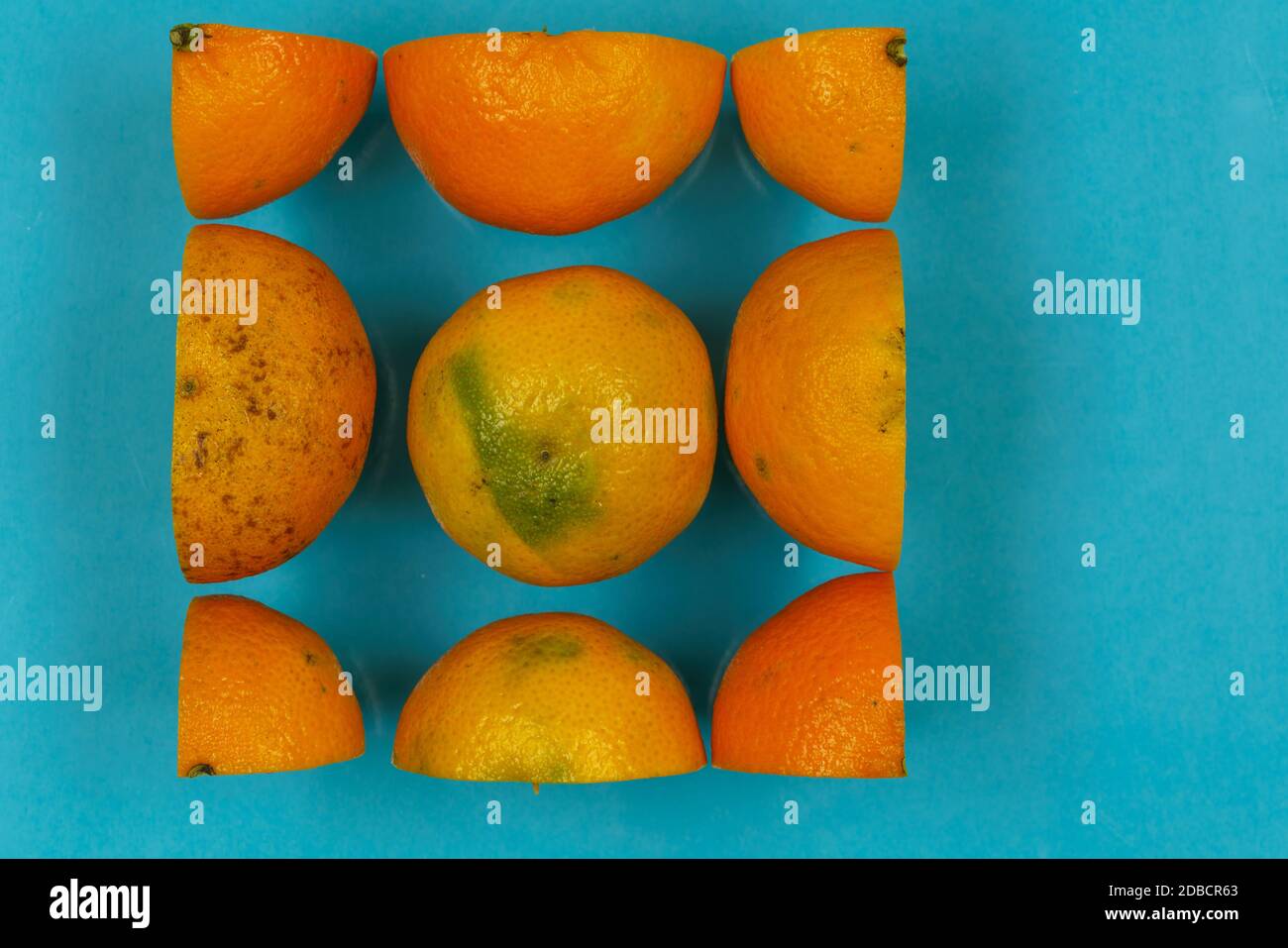 Orange fruit sur fond de papier coloré Banque D'Images