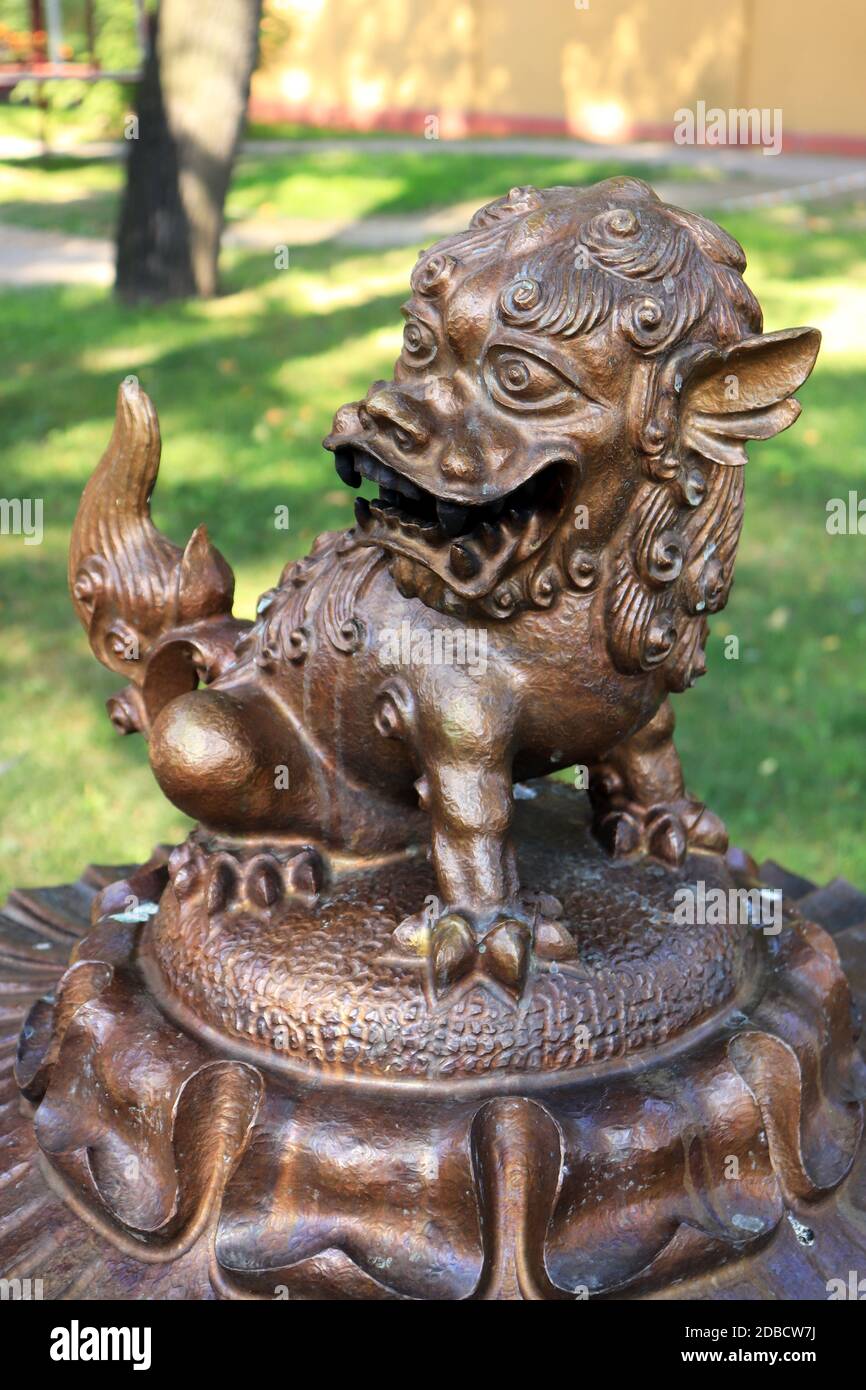 La figure de l'oriental en bronze lion. Sangha traditionnel bouddhiste de la Russie. Gunzehoyney Datsan. Banque D'Images