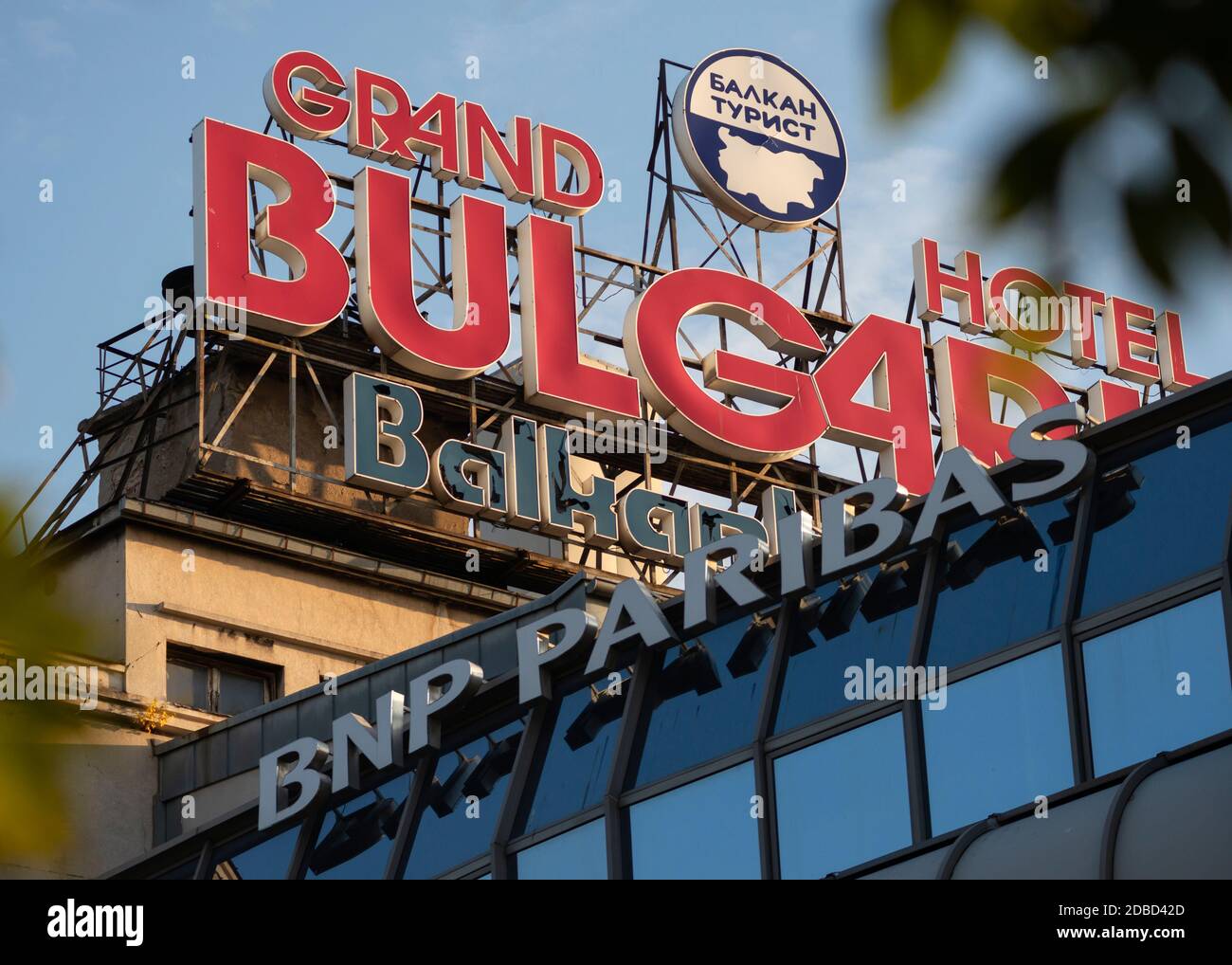 BNP Paribas signalétique et Grand Hotel Bulgaria by Balkantourist vieux signe sur le toit à Sofia Bulgarie comme ancienne et nouvelle juxtaposition, Balkans, UE Banque D'Images