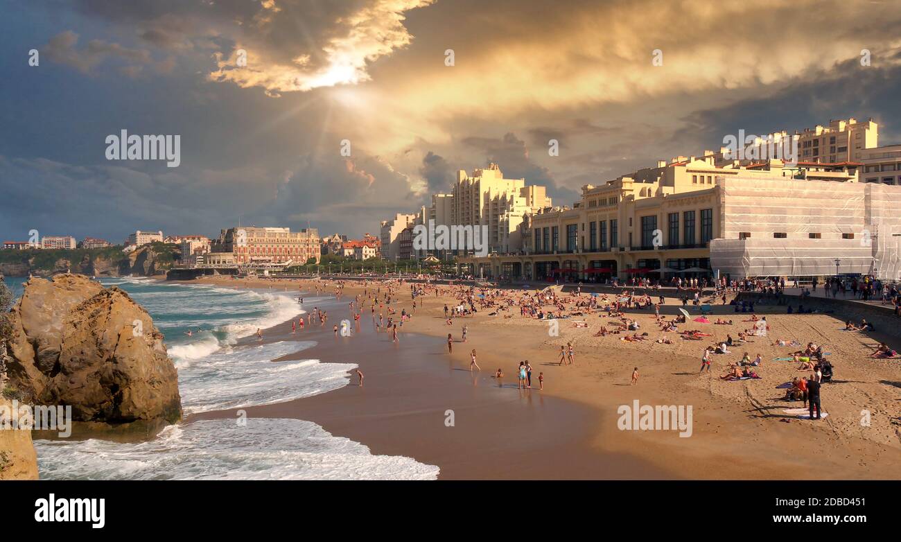 Les vagues de l'océan plage de Biarritz Photo Stock - Alamy