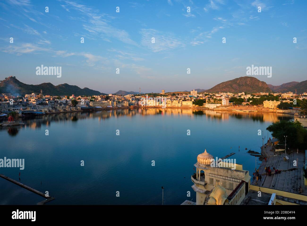 Vue de la célèbre ville de pèlerinage hindouiste indienne sainte ville religieuse hindoue sacrée Pushkar parmi les collines avec Brahma mandir temple, lac et traditionnel Banque D'Images