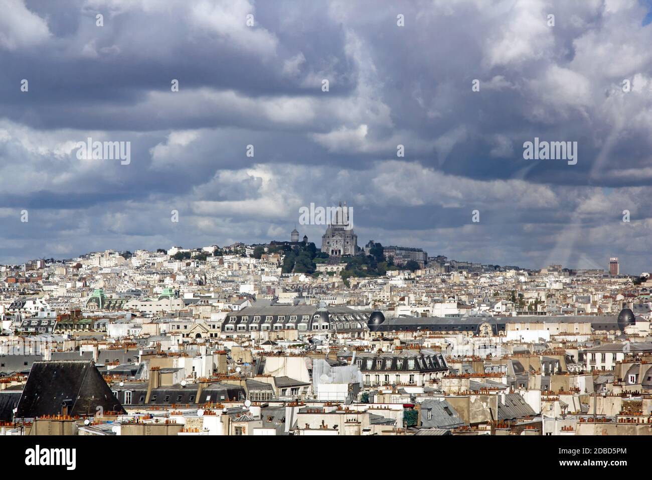 Les toits de Paris sous un ciel orageux. Au loin le Sacré coeur Paris France Banque D'Images