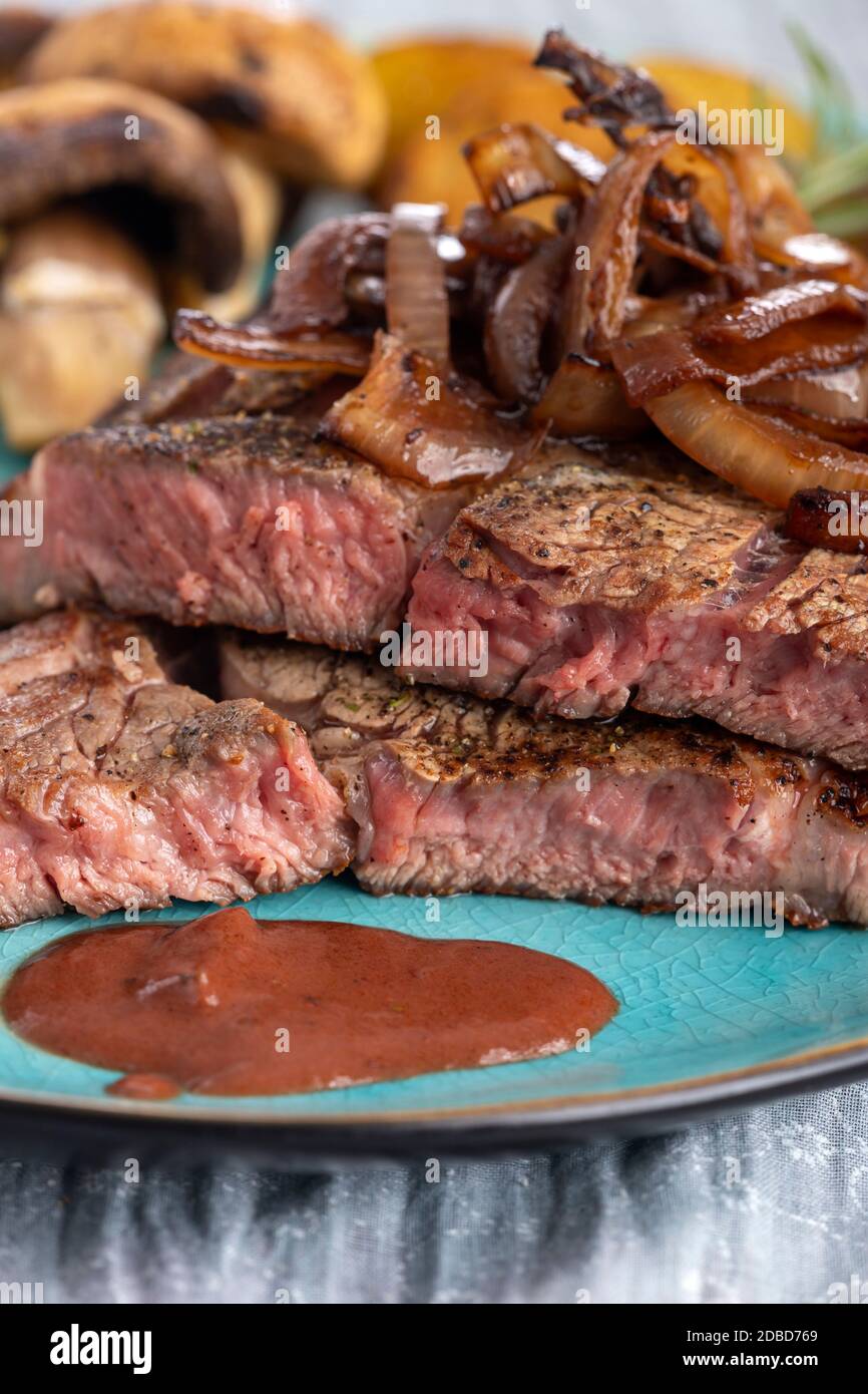 steak grillé juteux sur une assiette Banque D'Images