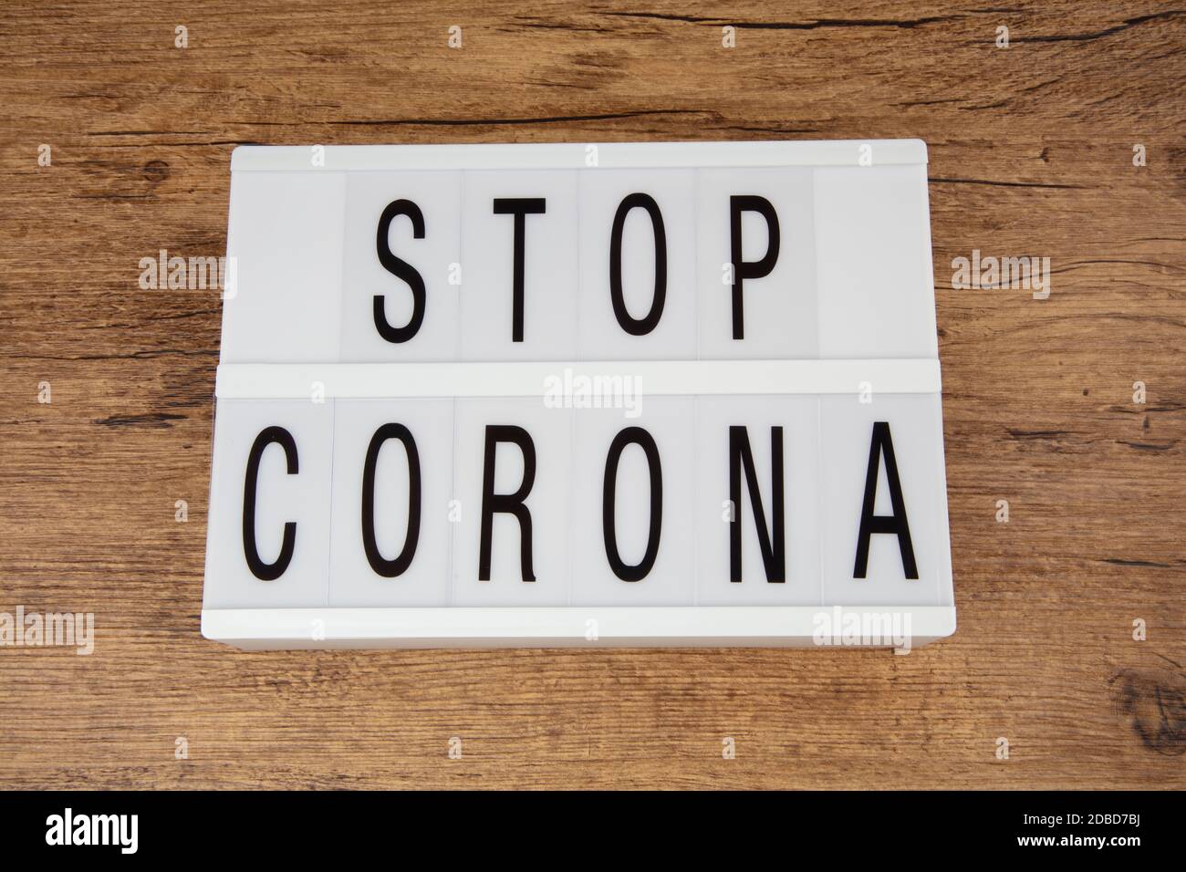 Concept: Arrêter Corona sur une visionneuse sur fond de bois Banque D'Images