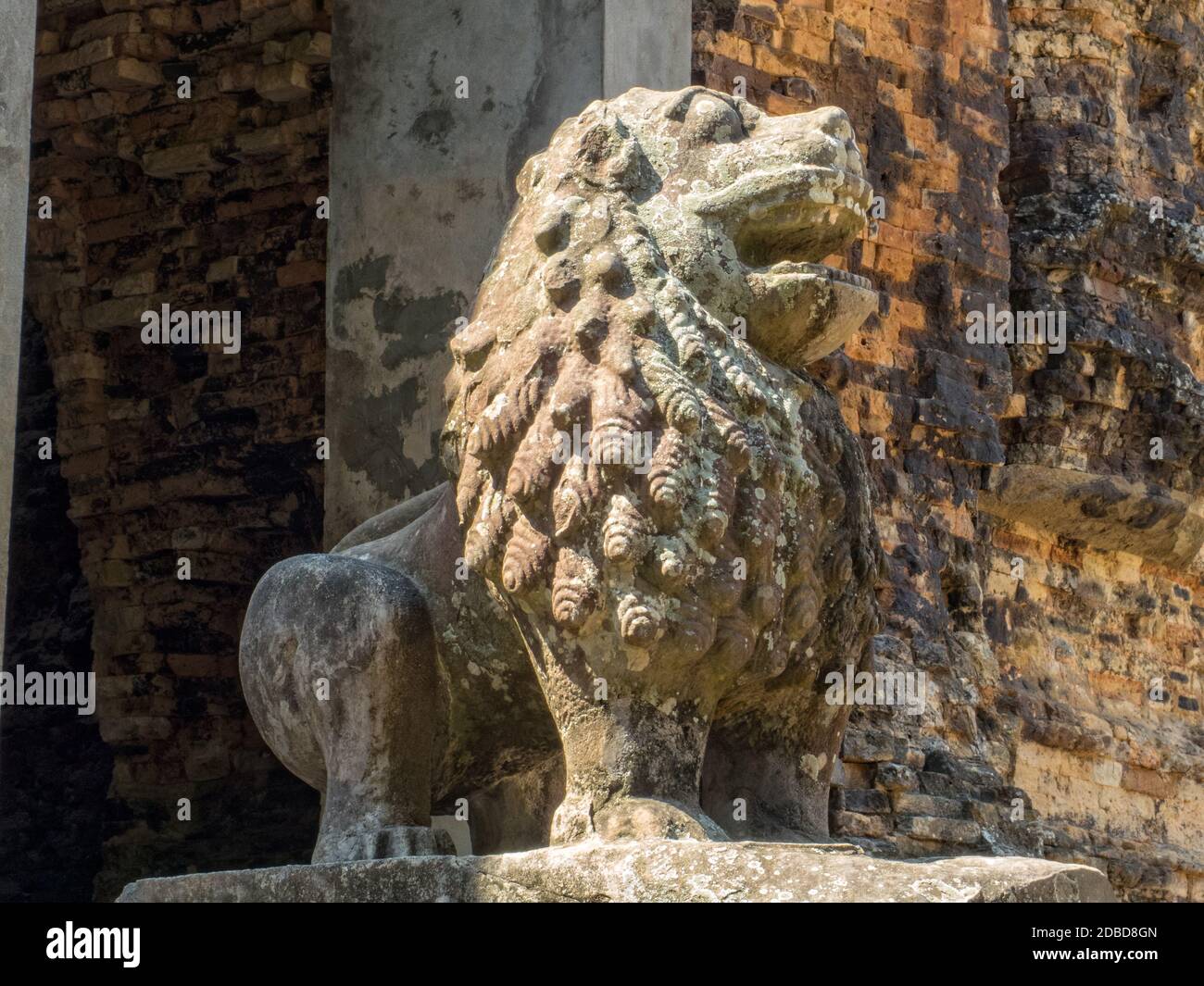 Statue de lion de pierre à Prasat Tao - Sambor Prei Kuk, Cambodge Banque D'Images