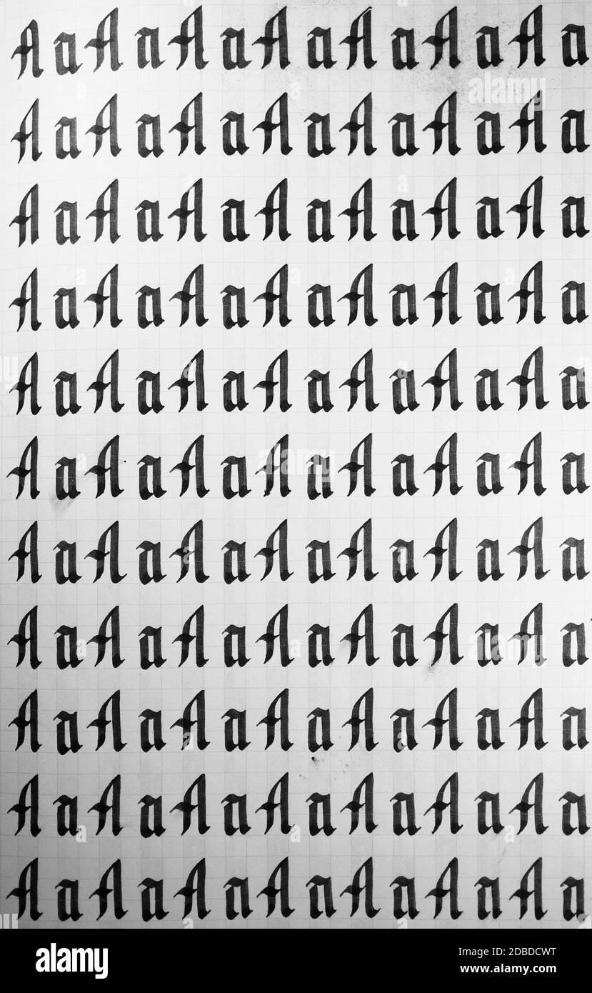 Main noir et blanc motif de remplissage symbole. Une lettre calligraphique compétences d'apprentissage page de papier. Lettres calligraphie un arrière-plan. Le prac lettrage Banque D'Images Main noir et blanc motif de remplissage symbole. Une lettre calligraphique compétences d'apprentissage page de papier. Lettres calligraphie un arrière-plan. Le prac lettrage Banque D'Images