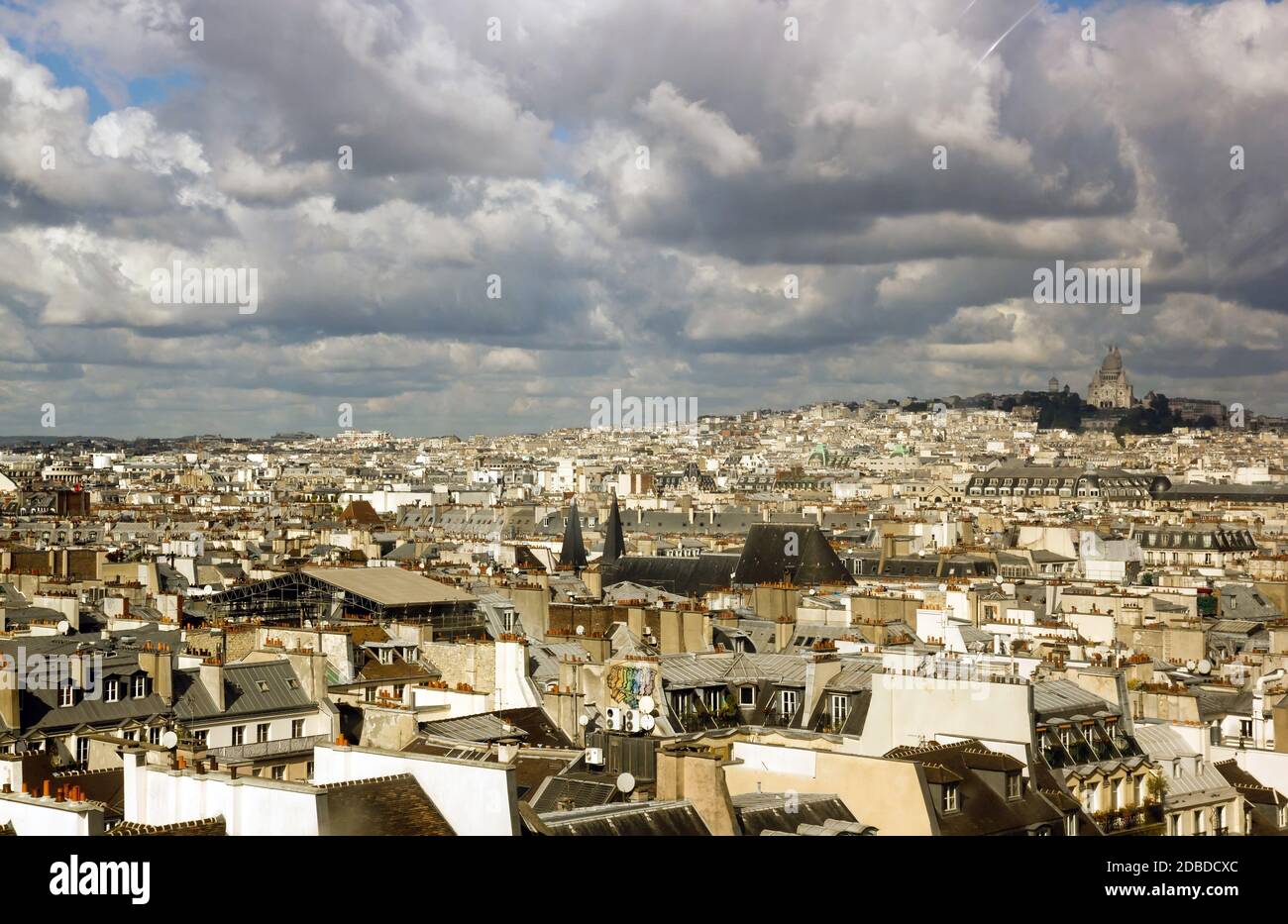 Les toits de Paris sous un ciel orageux. Au loin le Sacré coeur (Paris France) Banque D'Images