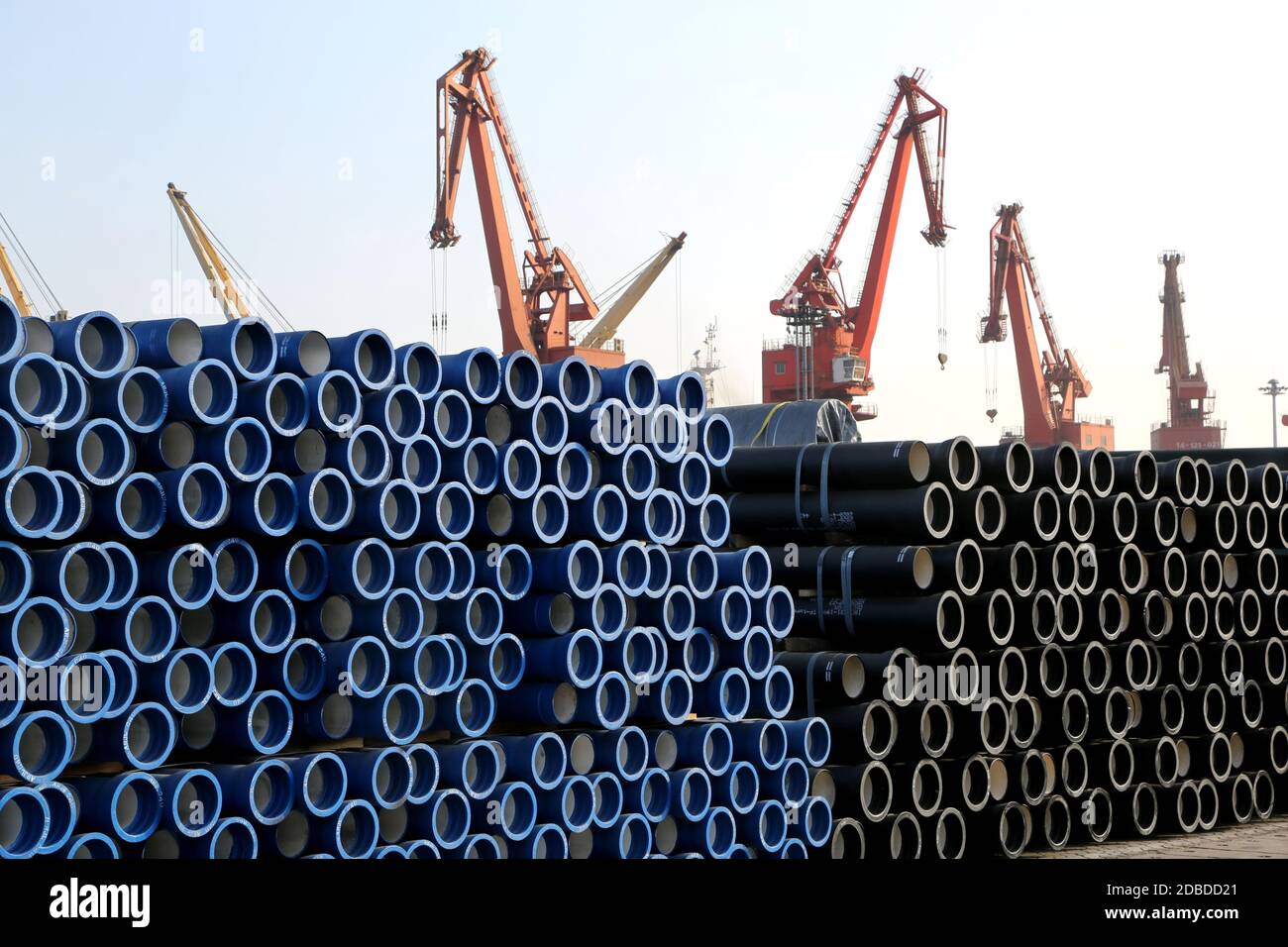 Lianyungang, Chine. 16 novembre 2020. La croissance de la valeur ajoutée des grandes entreprises industrielles a augmenté de 6.9% en octobre en Chine le 16 novembre 2020.(photo de TPG/cnspotos) crédit: TopPhoto/Alay Live News Banque D'Images