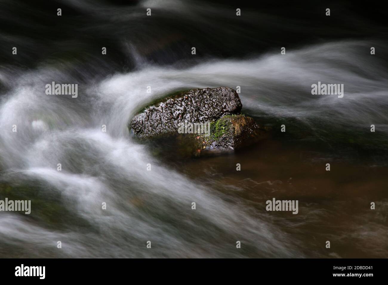 Beaucoup de pierres dans une rivière Banque D'Images