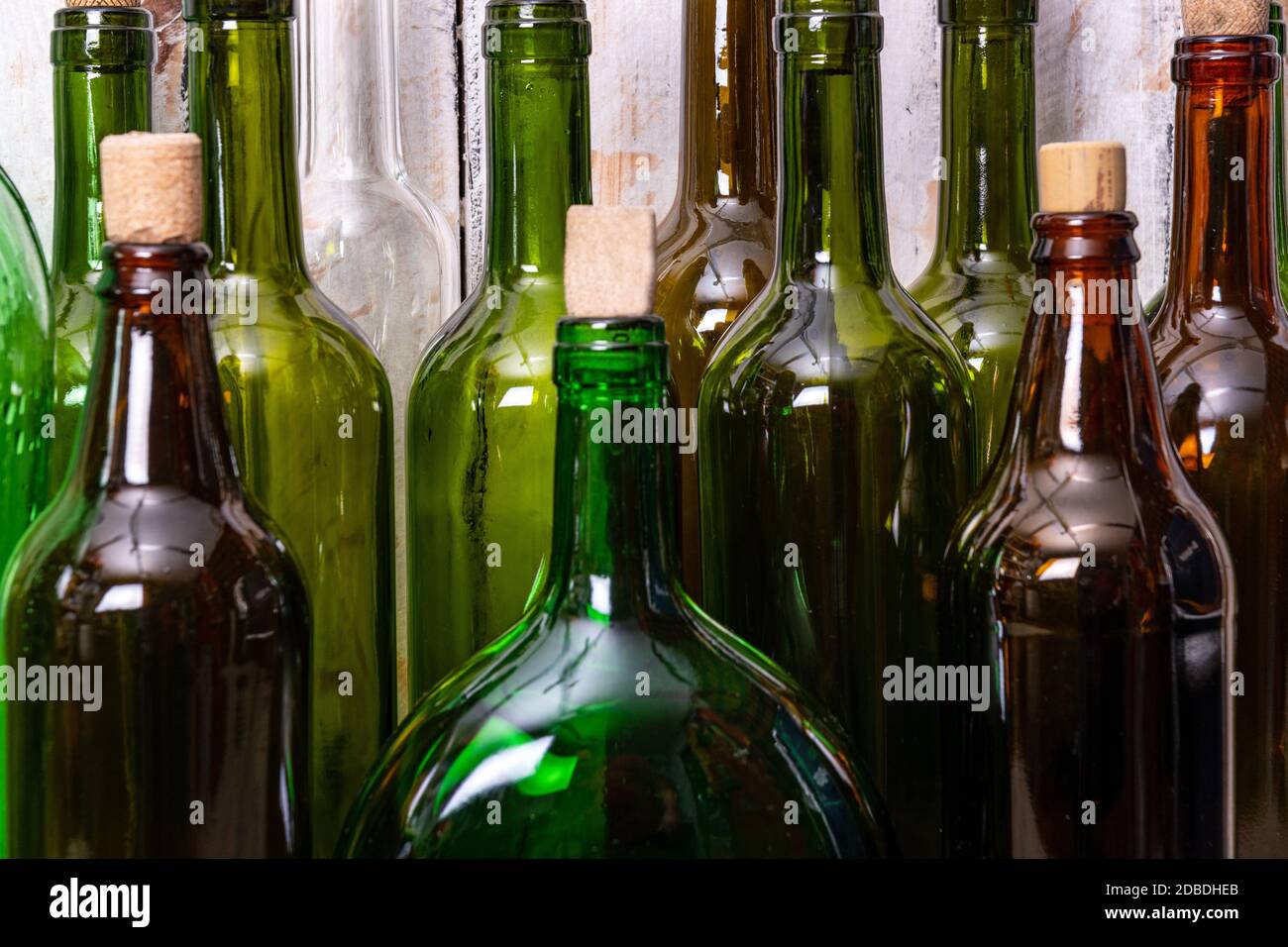 bouteilles de vin en verre de différentes tailles Banque D'Images