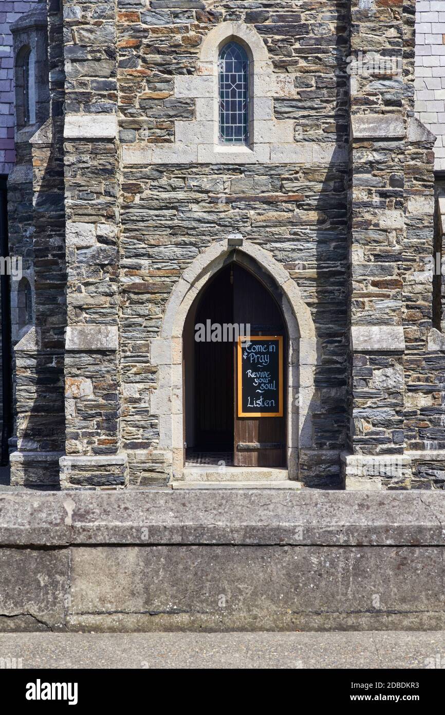 Entrez et priez, faites revivre votre avis d'âme à l'extérieur d'une église à Port Erin, île de Man Banque D'Images