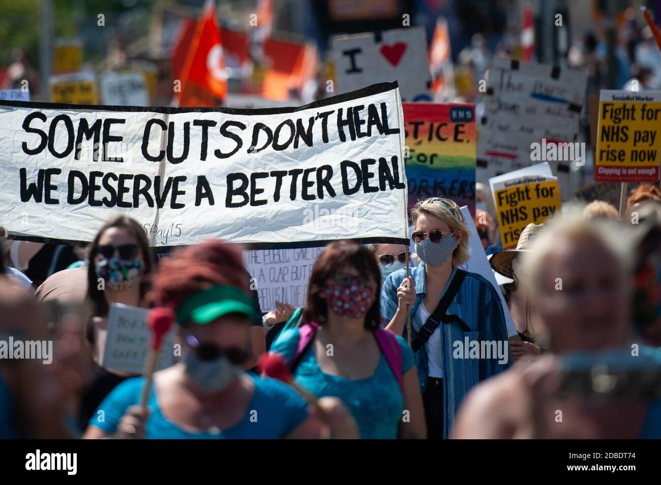 Bristol, Royaume-Uni. 8 août 2020. Des centaines de membres du personnel du NHS, de travailleurs de soutien et de wishers se réunissent à Bristol pour participer à une manifestation Nurses United Banque D'Images