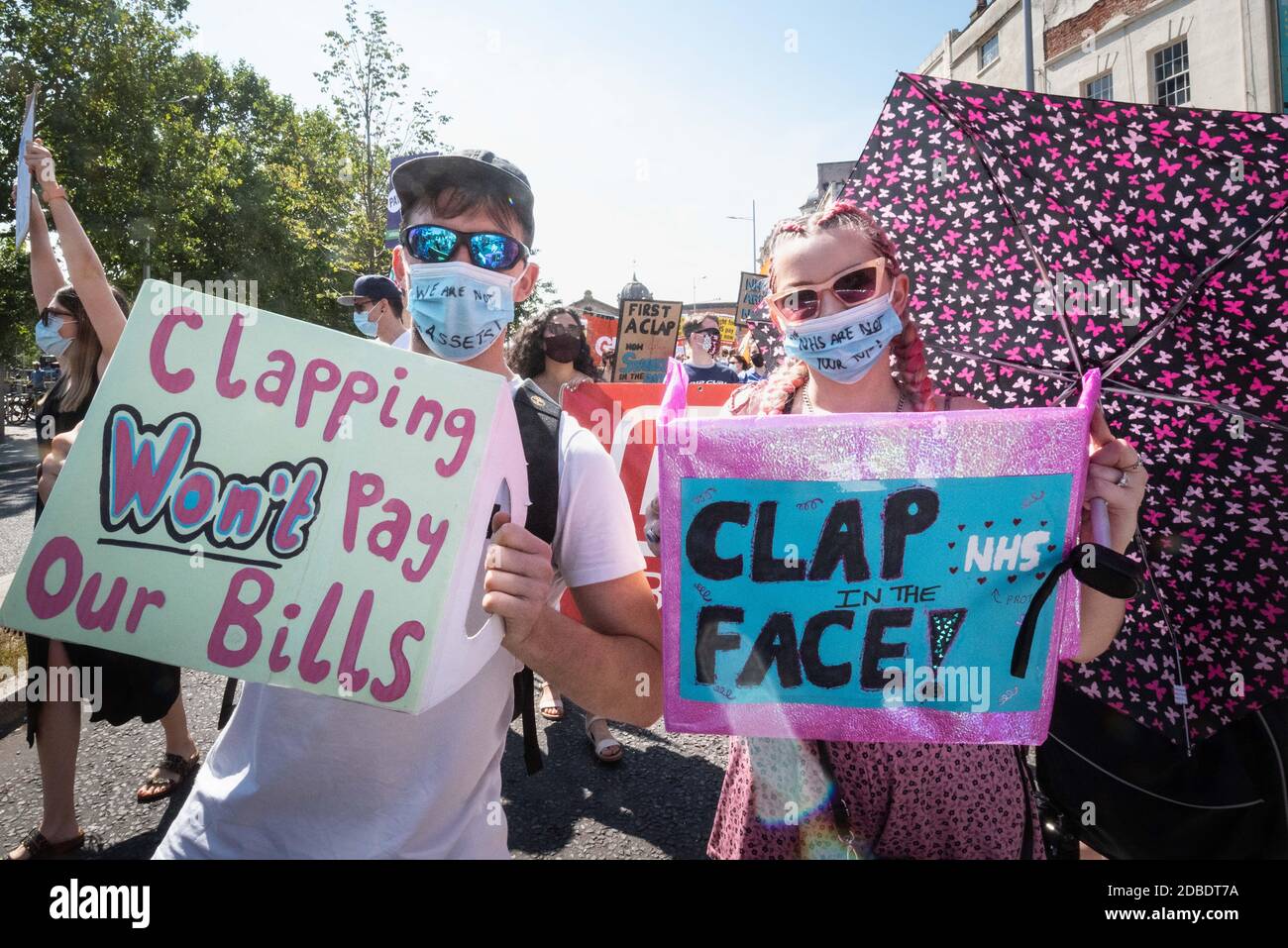 Bristol, Royaume-Uni. 8 août 2020. Des centaines de membres du personnel du NHS, de travailleurs de soutien et de wishers se réunissent à Bristol pour participer à une manifestation Nurses United Banque D'Images