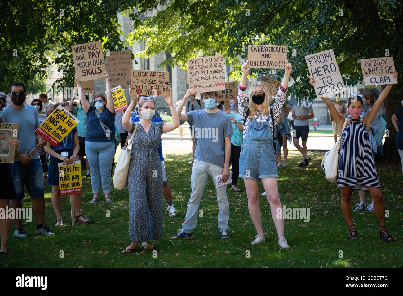 Bristol, Royaume-Uni. 8 août 2020. Des centaines de membres du personnel du NHS, de travailleurs de soutien et de wishers se réunissent à Bristol pour participer à une manifestation Nurses United Banque D'Images