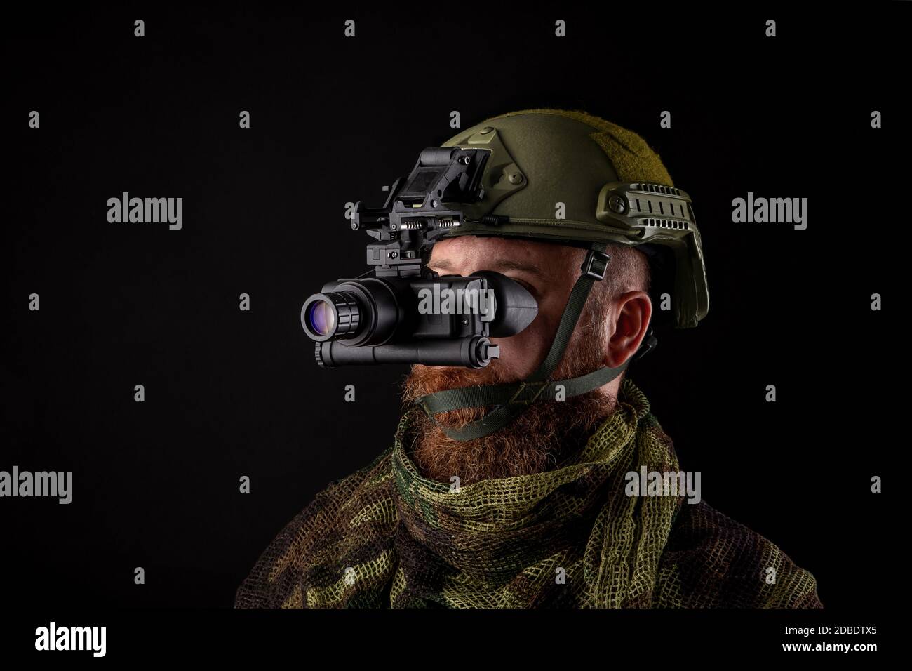 Dispositif de vision nocturne fixé au casque. Un dispositif spécial pour  observer dans l'obscurité. Équipement pour les forces militaires,  policières et spéciales Photo Stock - Alamy