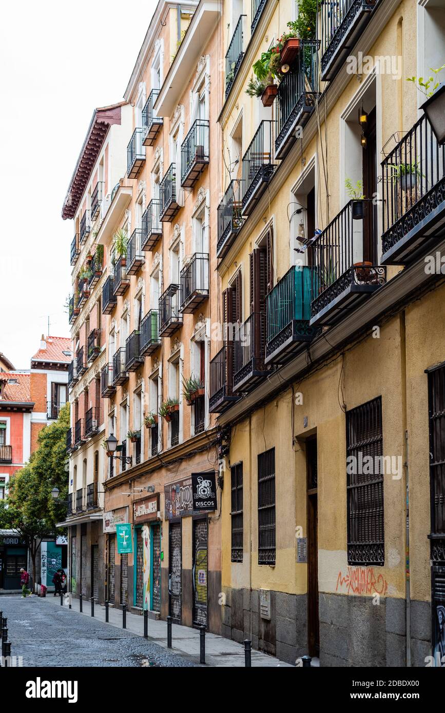 Madrid, Espagne - 2 octobre 2020 : rue typique au milieu de vieux bâtiments résidentiels dans le quartier de Lavapies Banque D'Images