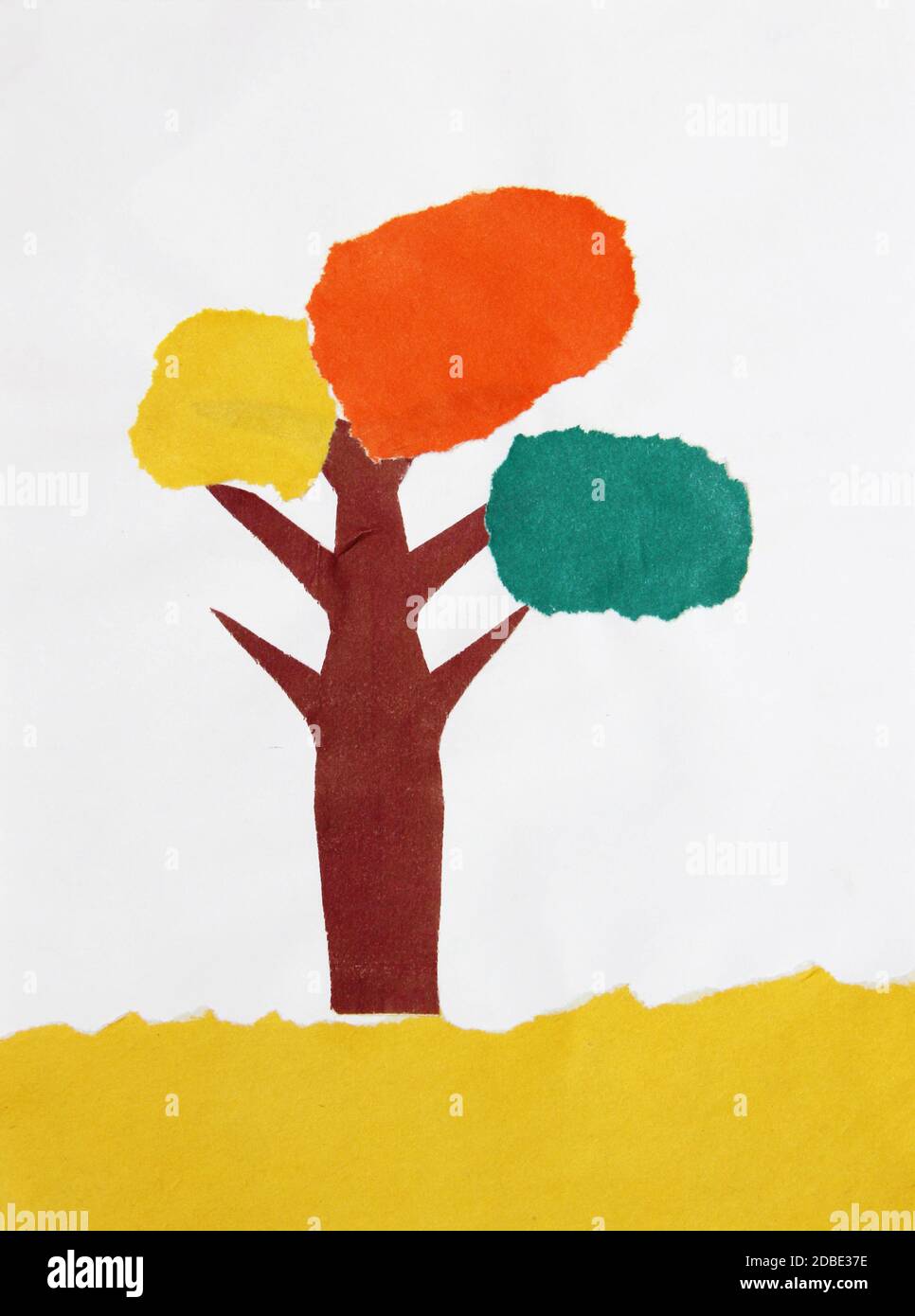 travail étrange de l'arbre multicolore. Travail d'enfant en papier multicolore arbre de travaux de papier impair avec branches multicolores sur base jaune Banque D'Images