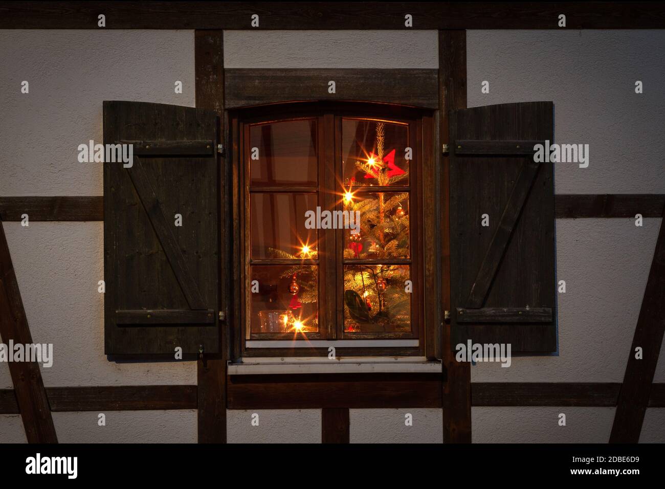 Weihnachtsbaum durch das Fenster eines Fachwerkhauss Banque D'Images